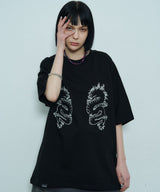 着用トップス:ドラゴン刺繍S/S TEE(問い合わせ番号/ACZUC0324005)