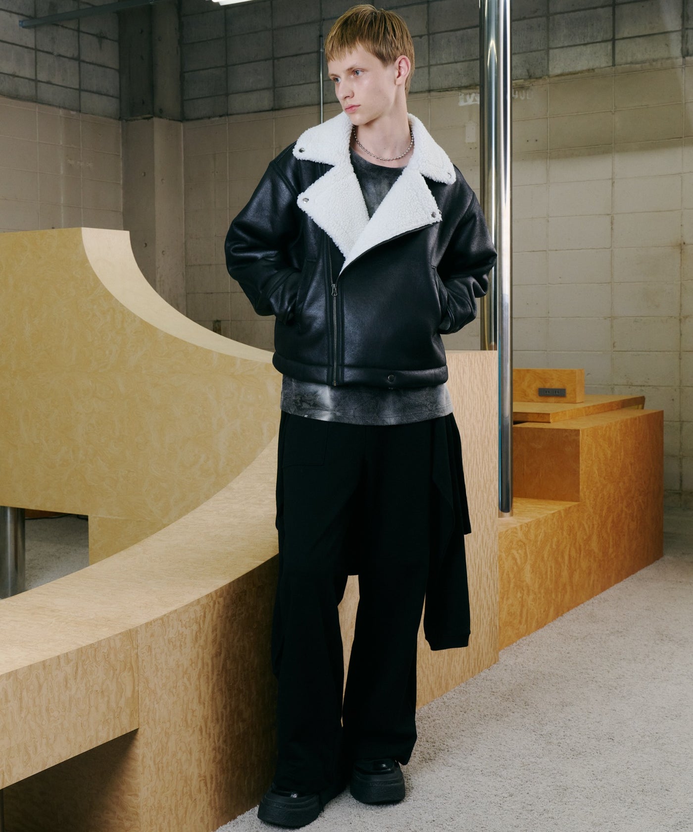 ARMANI COLLEZIONI ムートン リバーシブル ライダース 黒 50 ARMANI COLLEZIONI ムートン リバーシブル ライダース 黒 50 2025年