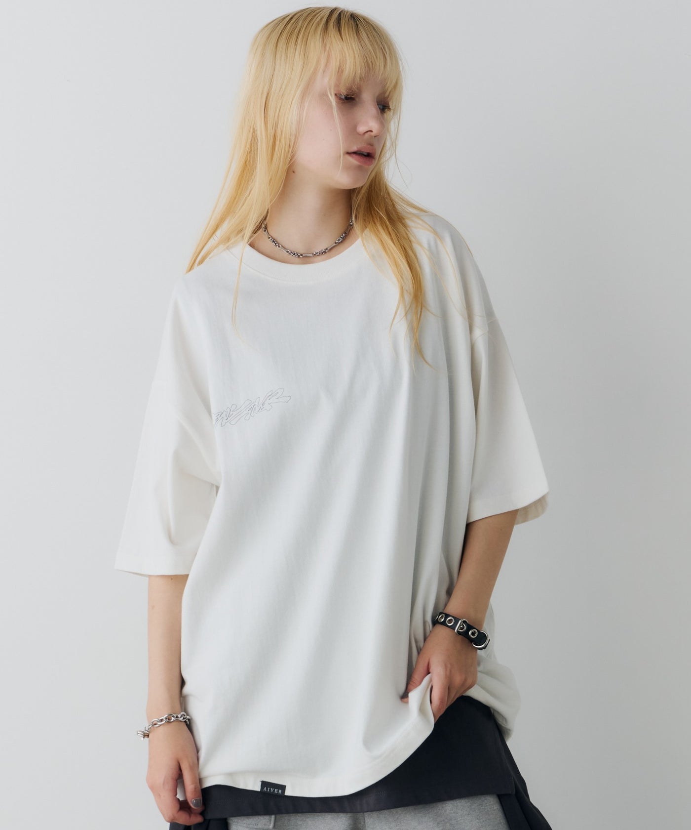 シルバー グラフィック Tシャツ AIVER ユニフォーム シルバー グラフィック Tシャツ AIVER ユニフォーム